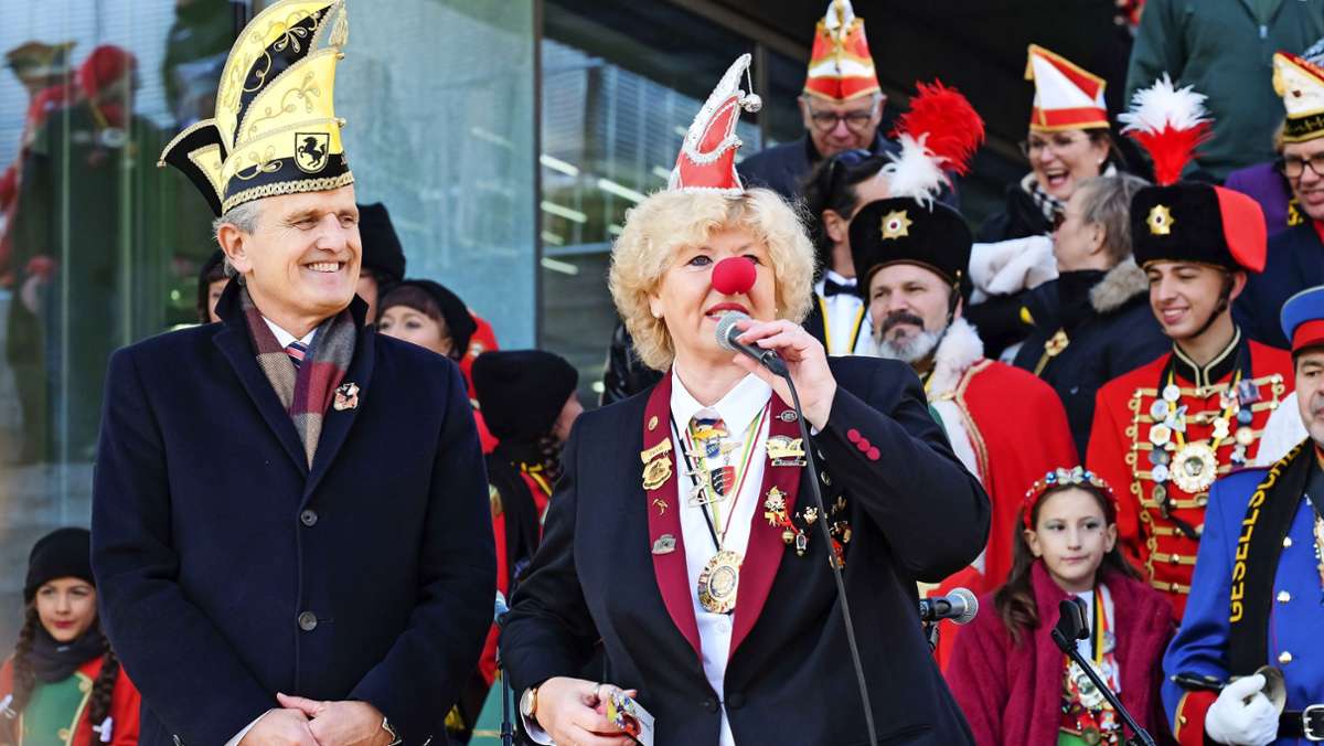  OB Frank Nopper schlägt sich gut bei der Kampagneneröffnung der Stuttgarter Karnevalisten und nimmt die Schwaben auf die Schippe. 