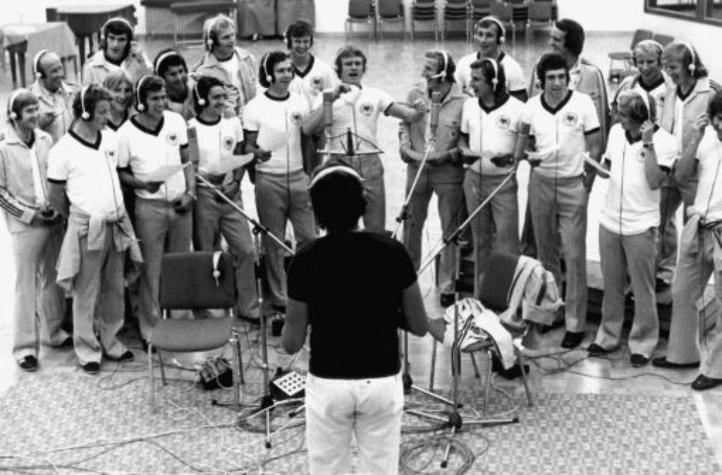 Aus Anlass der ersten Fußball-WM in Deutschland 1974 besang die Fußball-Nationalmannschaft gleich eine ganze LP mit dem Titel "Fußball ist unser Leben". Die gleichnamige Single kletterte dank Gesangstalenten wie Beckenbauer, Müller und Maier 1973 auf Platz 27 der Hitparade.