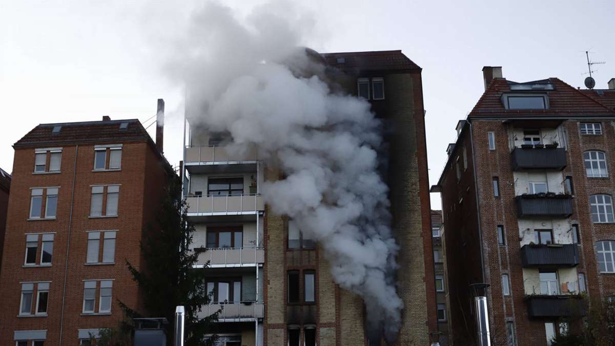 Brand in Stuttgart-Süd: Feuer in Wohnhaus – Feuerwehr rettet neun Menschen über Drehleitern