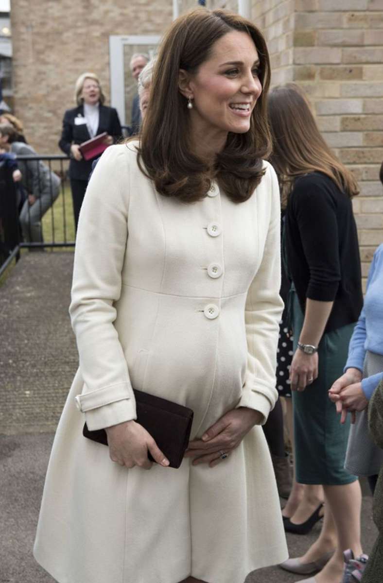 Platz für Baby Louis (damals noch im Bauch): Diesen cremefarbenen Mantel führte Herzogin Kate im März 2018 bei einem Besuch in einer Grundschule aus – ...