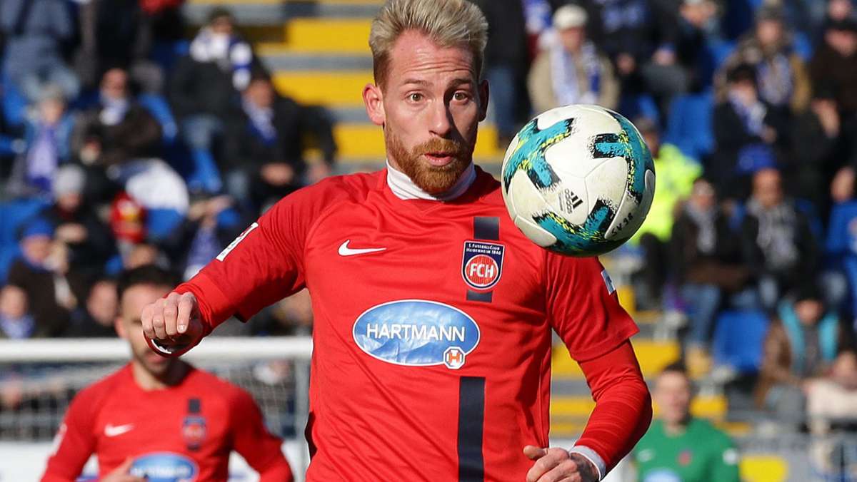  Fußballspieler Marc Schnatterer hängt doch nach seinem Abschied beim 1. FC Heidenheim noch ein Jahr dran: Der 35-Jährige unterschreibt beim SV Waldhof einen Ein-Jahres-Vertrag. 