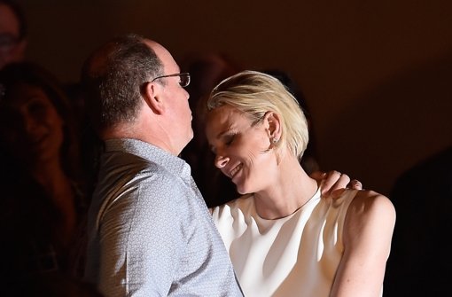 Komm in meine Arme: Fürst Albert drückt seine Charlène von Monaco. Foto: Getty Images Europe