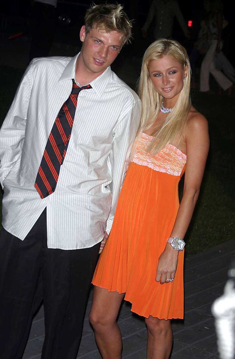 Eine eher kurzlebige Beziehung führten Paris Hilton und Backstreet Boy Nick Carter im Jahr 2004. In seinem Buch „Facing The Music and Living to Talk About It“ rechnete der Sänger dann Jahre später mit der Hotelerbin ab und schrieb über ihren schlechten Einfluss auf ihn.