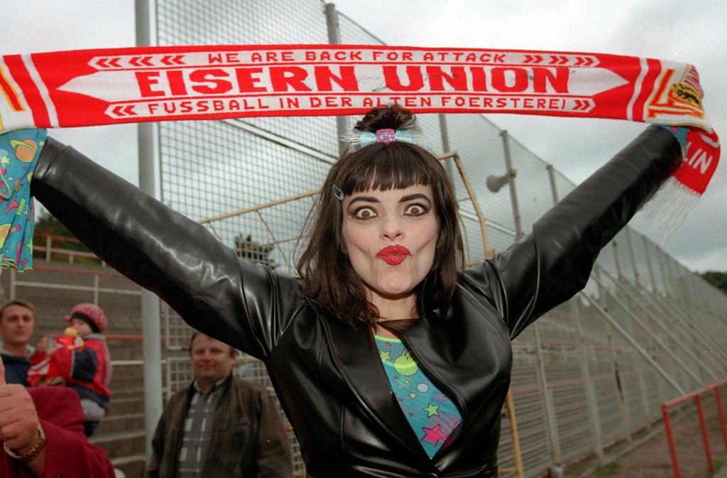 Auch das ist Teil der Union-DNA: Die Vereinshymne singt seit 1998 die Ostberliner Punkdiva Nina Hagen: „Wer lässt sich nicht vom Westen kaufen? Eisern Union, Eisern Union!“