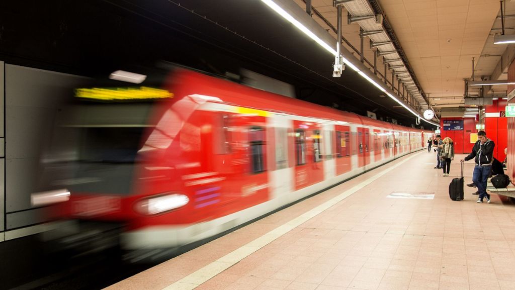 Stuttgart: Leuchtende Bahnsteigkante soll S-Bahn pünktlicher machen