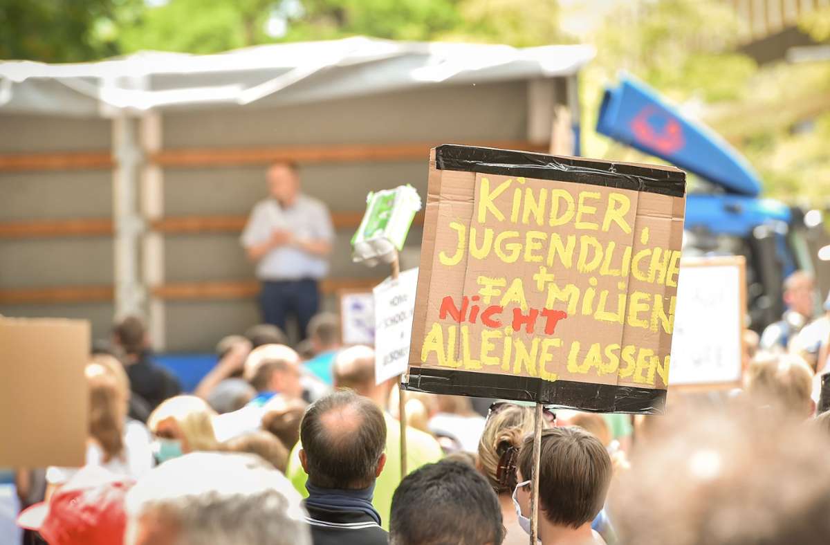 Die Initiative der Gesamtelternbeiräte in Baden-Württemberg hat am Samstag zur Demonstration aufgerufen.