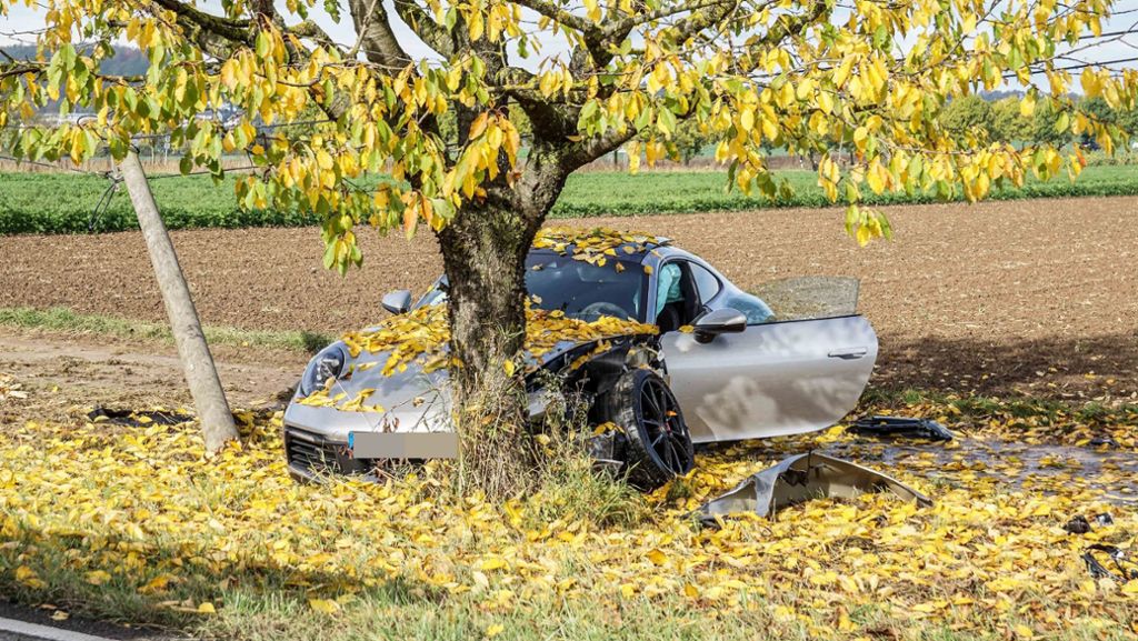 Unfall nahe Schönaich: Porsche-Fahrer mäht Telefonmast um und kracht gegen Baum