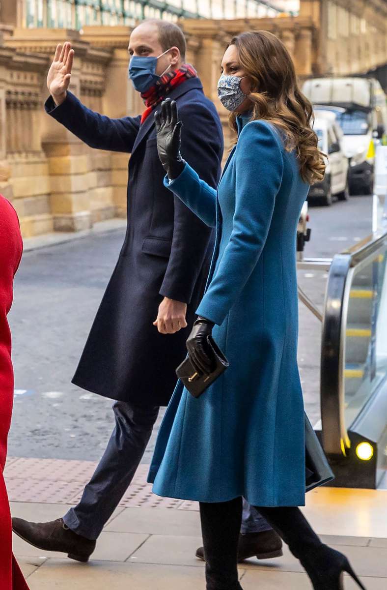 2020: Bei ihrer dreitätigen Tour durch England, Wales und Schottland mitten in der Corona-Pandemie fanden die meisten Termine für Prinz William und Herzogin Kate draußen statt. Umso wichtiger, was man drüber trägt: Der taubenblaue Mantel kommt aus dem Hause Catherine Walker.