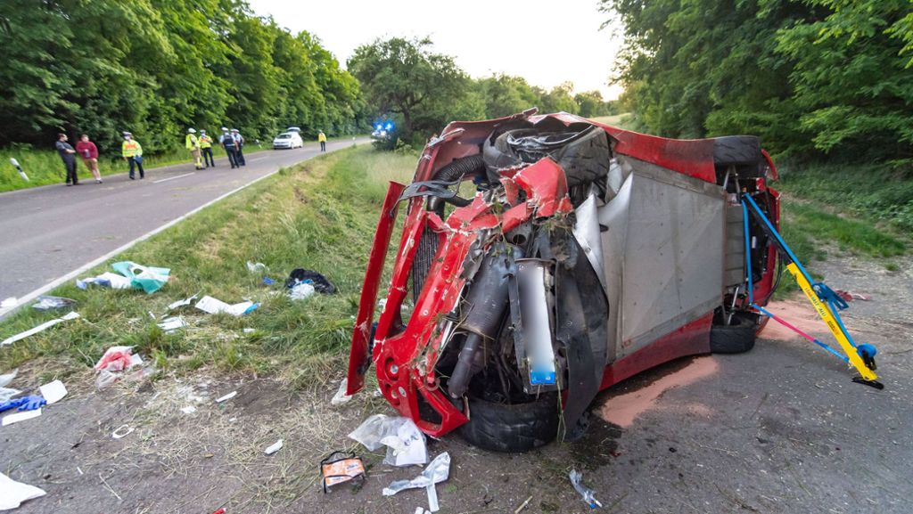 Remseck am Neckar: Tödlicher Verkehrsunfall – Sportwagen überschlägt sich