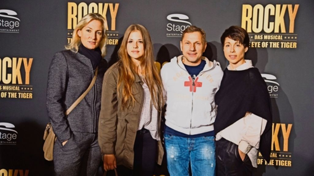  Mit etlichen Prominenten auf dem roten Teppich hat am Mittwochabend das Musical „Rocky“ in Stuttgart Premiere gefeiert. Darunter waren der „Tatort“-Schauspieler Richy Müller, Barbara Becker und Daniela Katzenberger. 