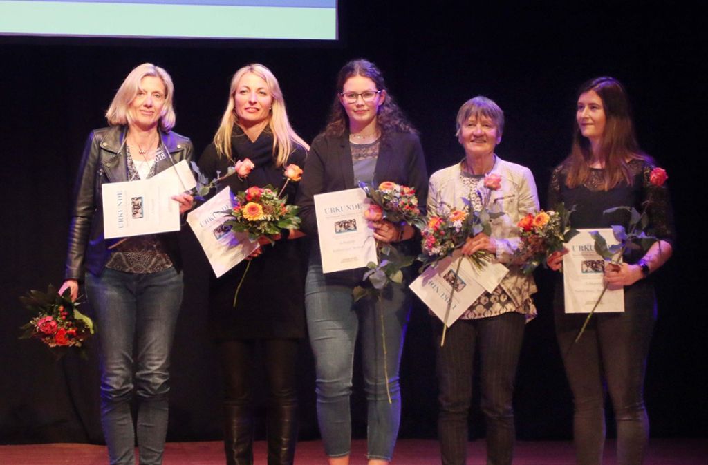 LKZ-Sportlerinnen des Jahres: Margit Hartmann (links) vertritt die Siegerin, ihre Tochter Lisa Sophie. Auf den Plätzen folgen: Gaby Maisch, Kerstin Greul, Gudrun Vogl und Nadine Maier.