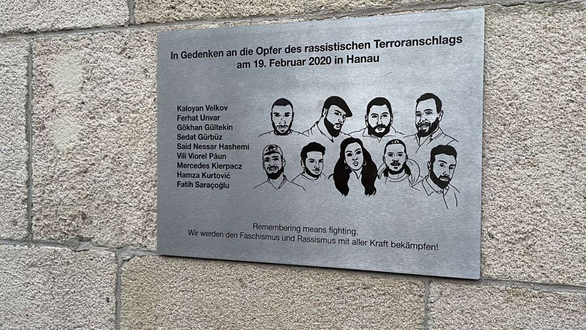 Gedenktafel für Opfer von Hanau: Illegale Anbringung an Stuttgarter Rathaus sorgt für Kritik