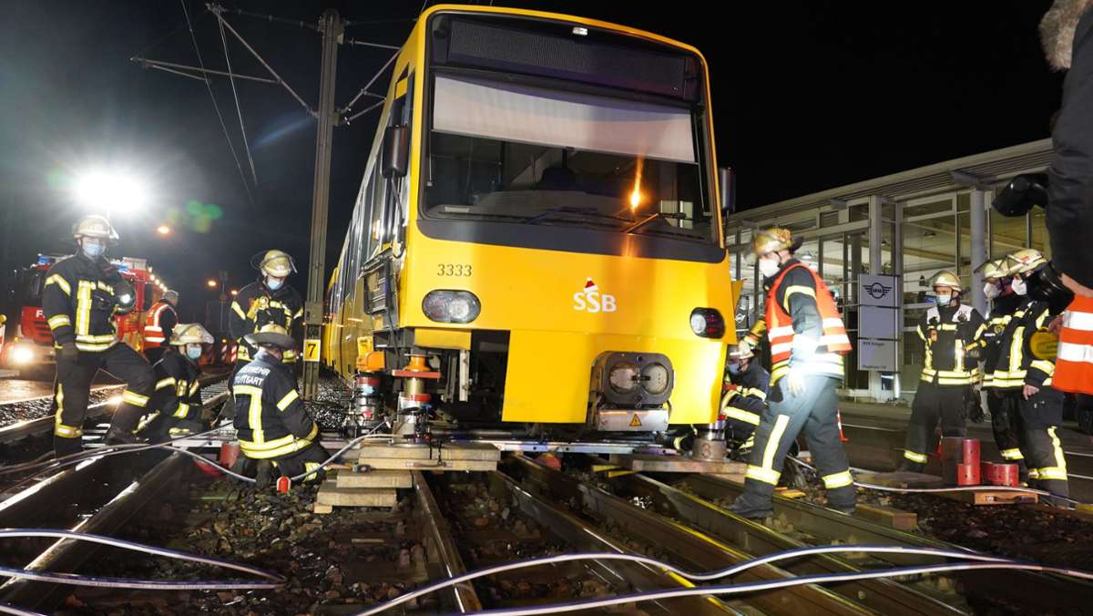 Eine Stadtbahn der Linie U13 entgleist am frühen Sonntagmorgen in Bad Cannstatt. Während die Feuerwehr den Zug wieder aufgleist, sperrt die Polizei eine Fahrspur. 