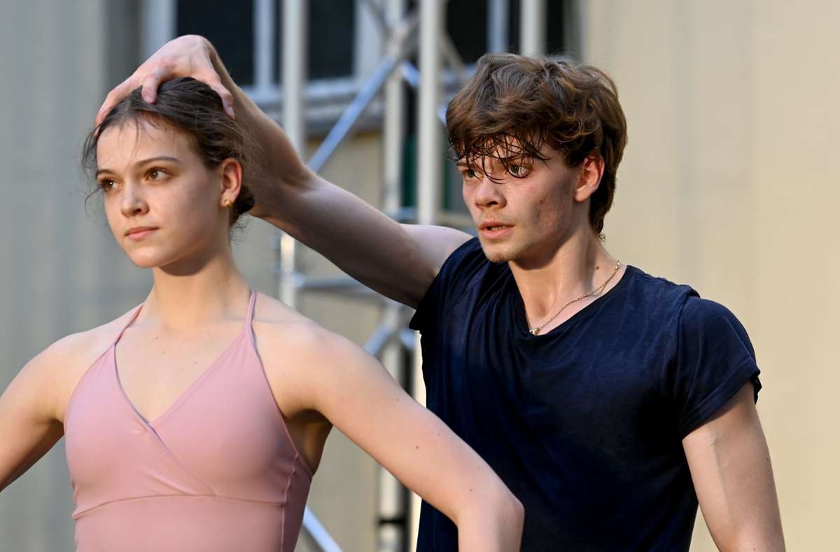 Seid wild, hart und nicht so brav: Marco Goecke macht seinen jungen Tänzern Mackenzie Brown und Henrik Erikson beim Probeneinblick im Opernhaus-Hof Mut, aus sich herauszugehen.