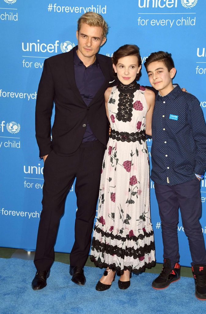Schauspieler Orlando Bloom und Kinderschauspielerin Millie Bobby Brown ließen sich mit Mustafa Al Said ablichten. Der Junge floh aus Syrien nach Deutschland.