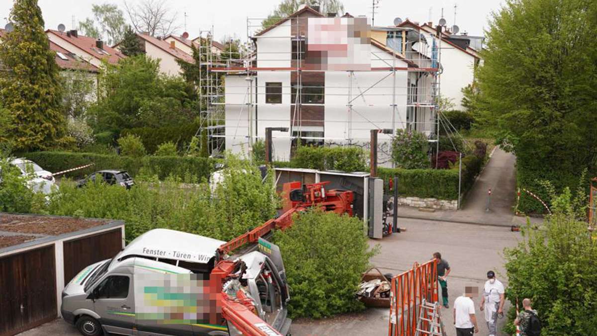 Unfall in Stuttgart-Plieningen: Umgekippter Baukran verursacht immensen Schaden
