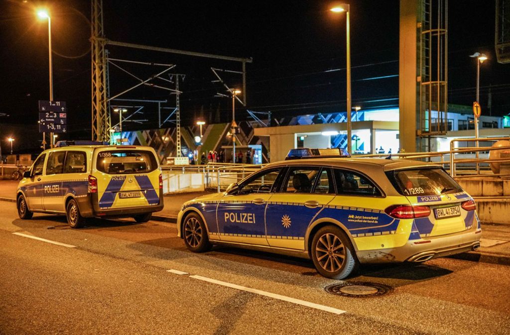 Mehrere Einsatzkräfte der Polizei rückten in der Nacht zu dem Vorfall am Wendlinger Bahnhof aus.