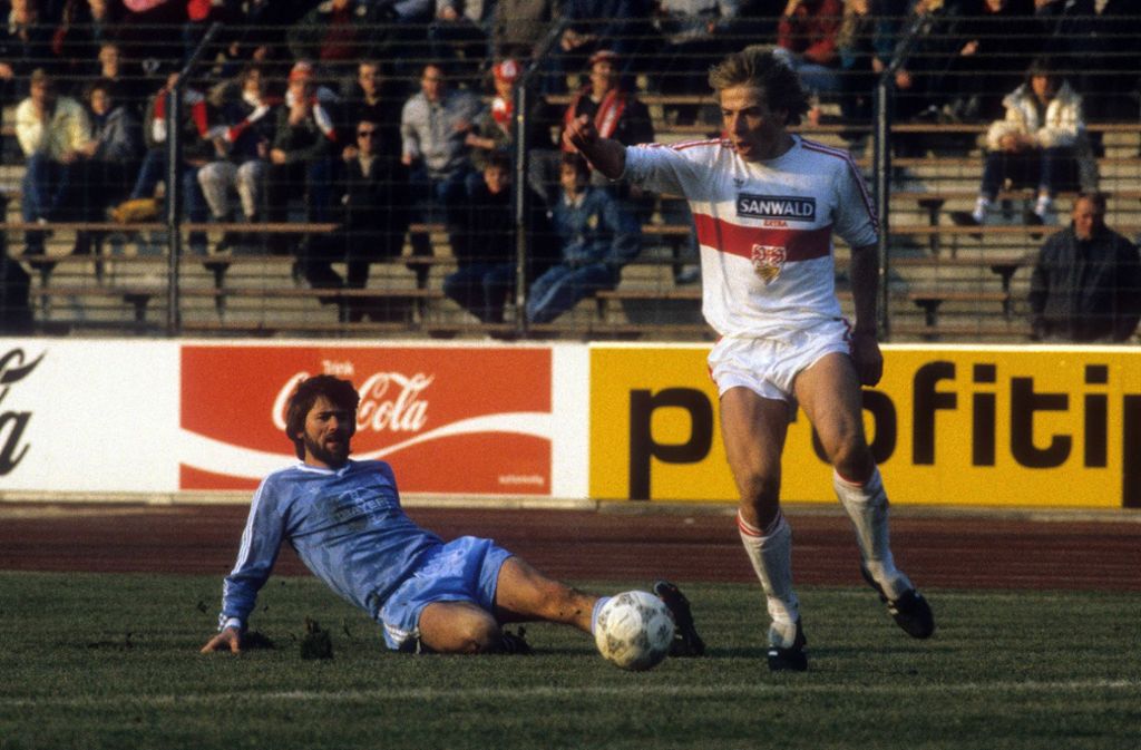 Bundesliga anno 1987: Jürgen Klinsmann zieht Friedhelm Funkel davon, verliert mit dem VfB in Uerdingen aber 0:2. Foto: imago/Kicker/Eissner