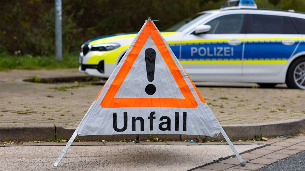 Unfall in Oppenau: Auto prallt gegen Sandsteine – drei Menschen verletzt