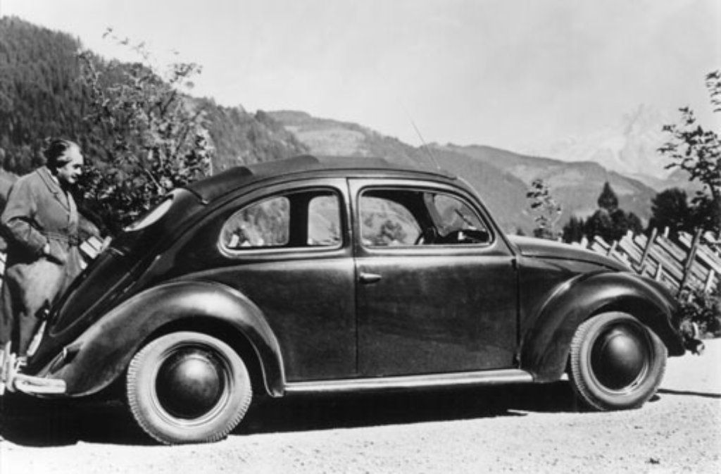 Der Automobilkonstrukteur Ferdinand Porsche (hier 1939 auf einer Testfahrt in den Alpen) entwirft in seiner Garage in Stuttgart den ersten Prototypen.