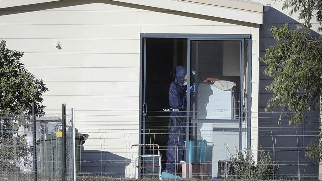  Frühmorgens bekommt die Polizei einer kleinen australischen Gemeinde einen Anruf. Kurz darauf werden auf einer Farm sieben Tote entdeckt - alle aus derselben Familie. 