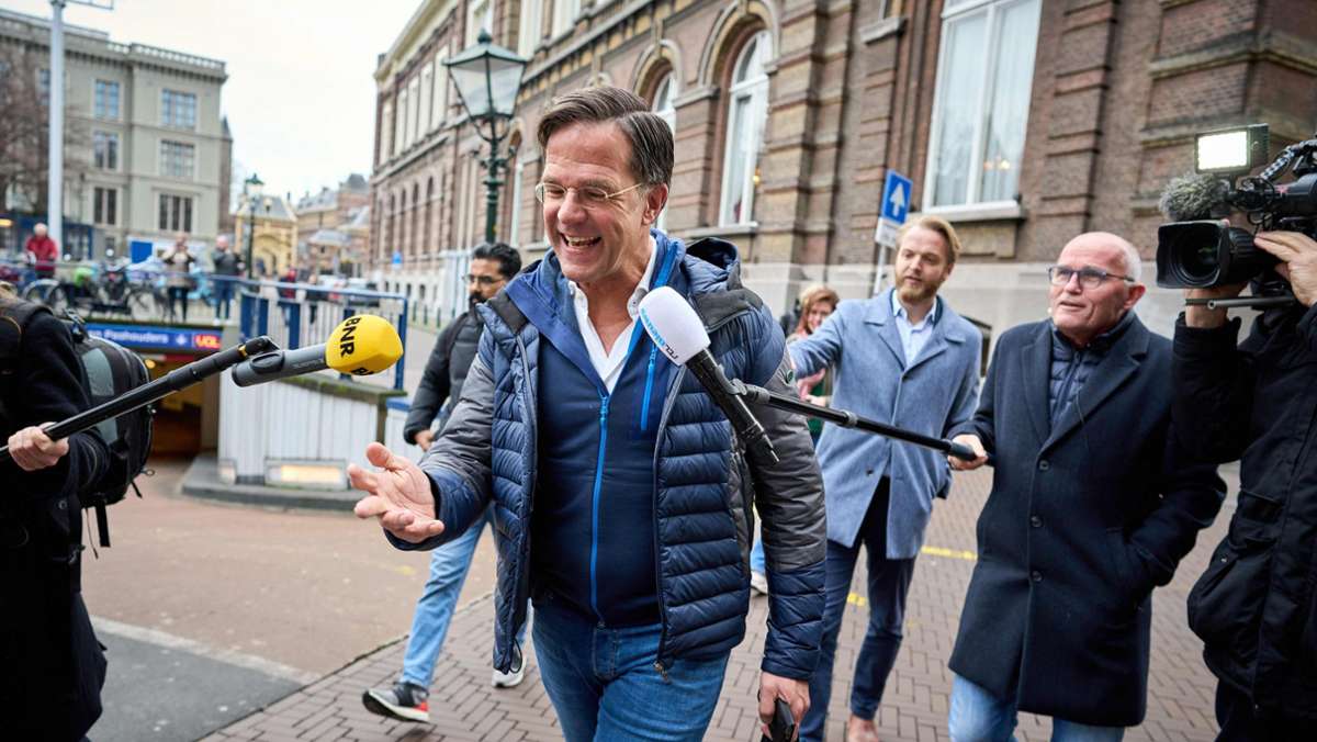  Die vier bisherigen niederländischen Regierungsparteien einigen sich auf einen neuen Koalitionsvertrag – rund neun Monate nach der Parlamentswahl. 