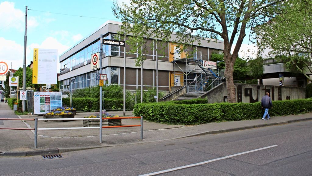  Nach einem Zwischenfall bei Bauarbeiten für die neue Mensa jongliert die Filderschule in Stuttgart-Degerloch mit ihren knappen Räumen. Eltern üben Kritik. 
