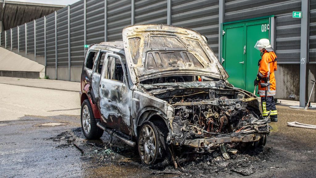 Leonberg: Auto fängt Feuer  und brennt aus