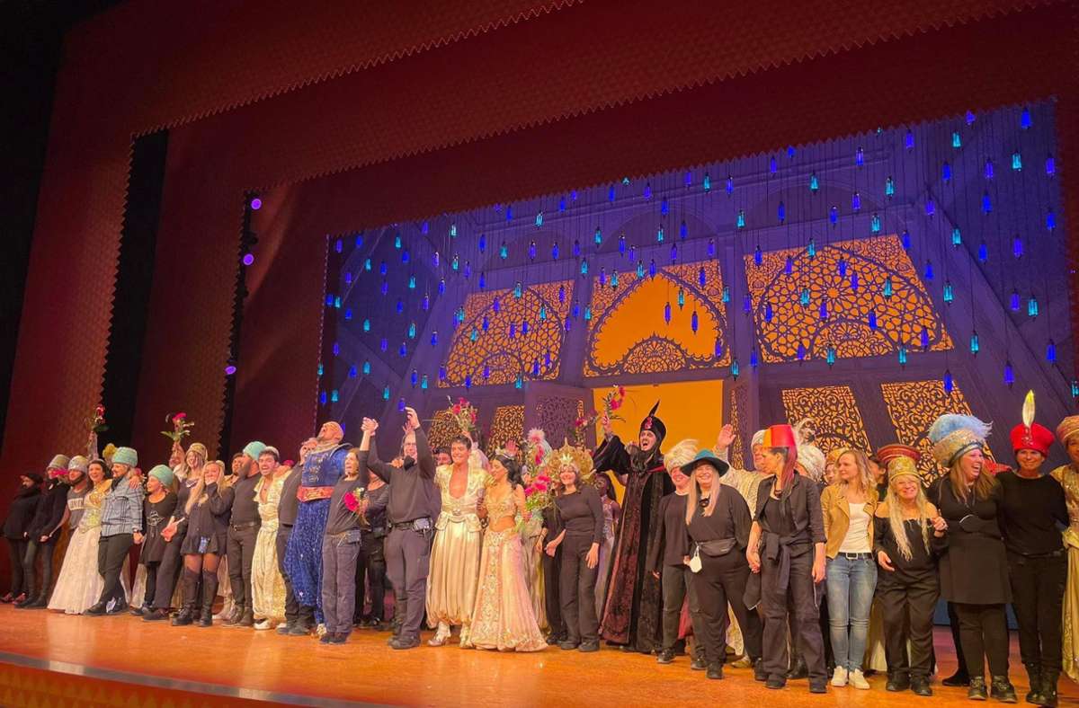 Nach 899 Shows verabschieden  sich das „Aladdin“-Ensemble, die Musiker  und alle Backstage-Mitarbeiter auf der Bühne. Foto: /ubo