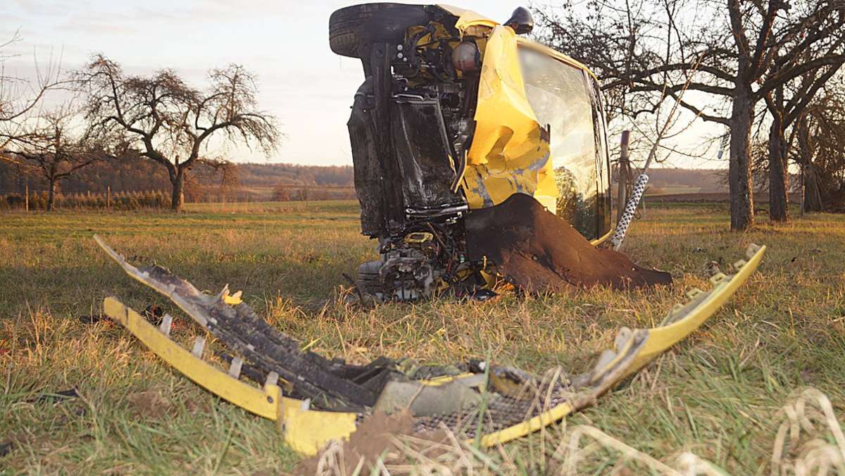 Unfall bei Sersheim: Betrunkener Autofahrer nach mehrfachem Überschlag schwer verletzt