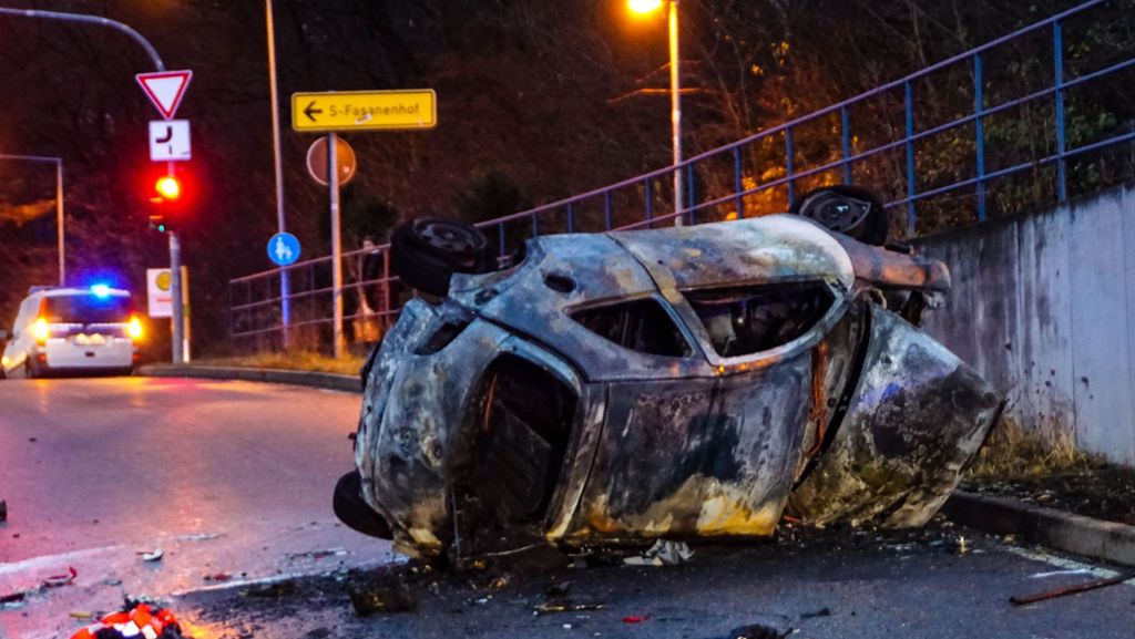 Stuttgart-Fasanenhof: Lebensgefährlich Verletzten aus brennendem Auto befreit