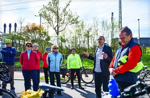 Thomas Wagner vom Landratsamt begrüßt die Radler auf der Jubiläumsradtour durch den Landkreis. Foto: Eibner-Pressefoto/Dinkelacker