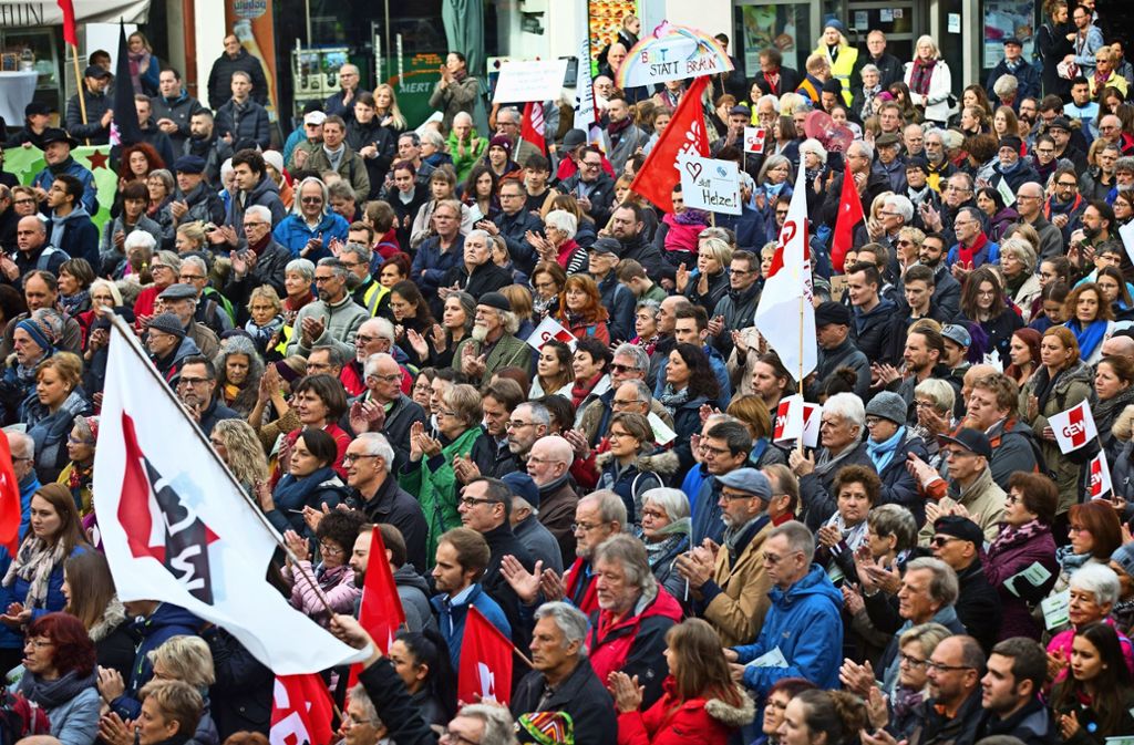 Viele wollten Flagge zeigen: die Kundgebung hat am Samstagvormittag rund 1500  Menschen nach Schorndorf gelockt. Foto: Ines Rudel