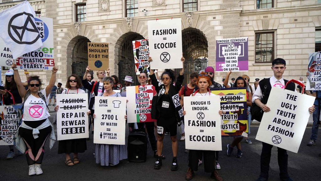  Die London Fashion Week hat begonnen – mit Protest. Demonstranten von „Extinction Rebellion“ mahnen, was Mode fürs Klima bedeute. 