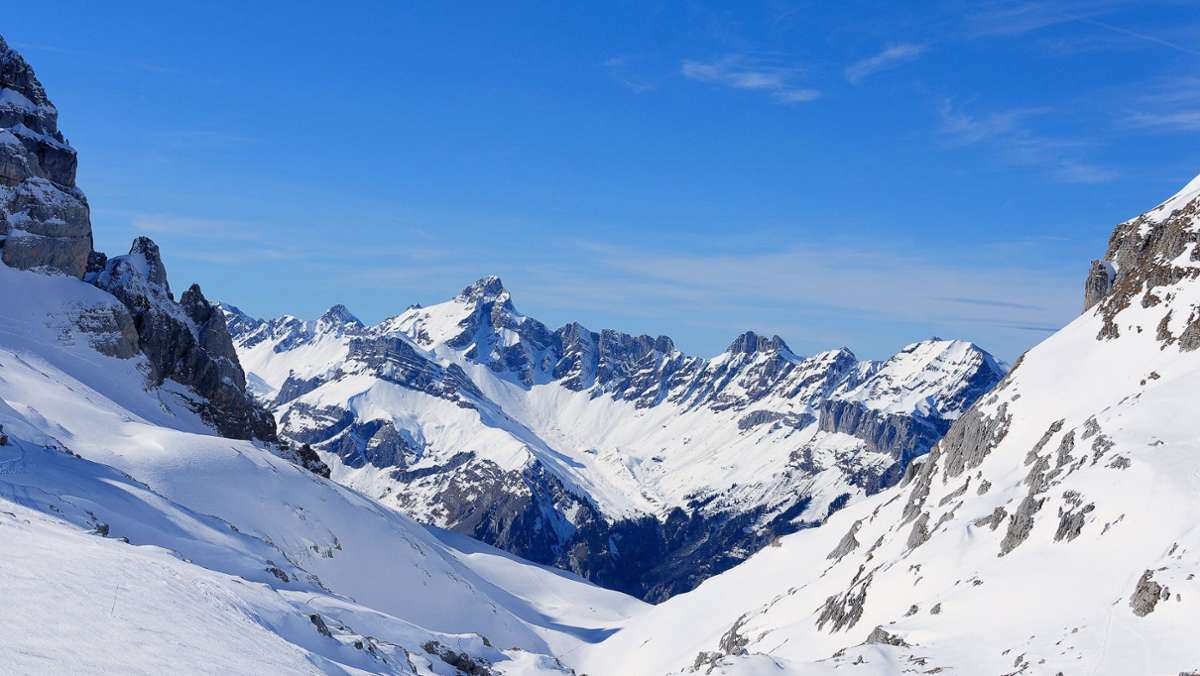  In Frankreich wird ein fünf Jahre altes Mädchen von einem Skifahrer umgefahren. Der Mann kam mit großer Geschwindigkeit auf sie zu und versuchte vergeblich, auszuweichen. 