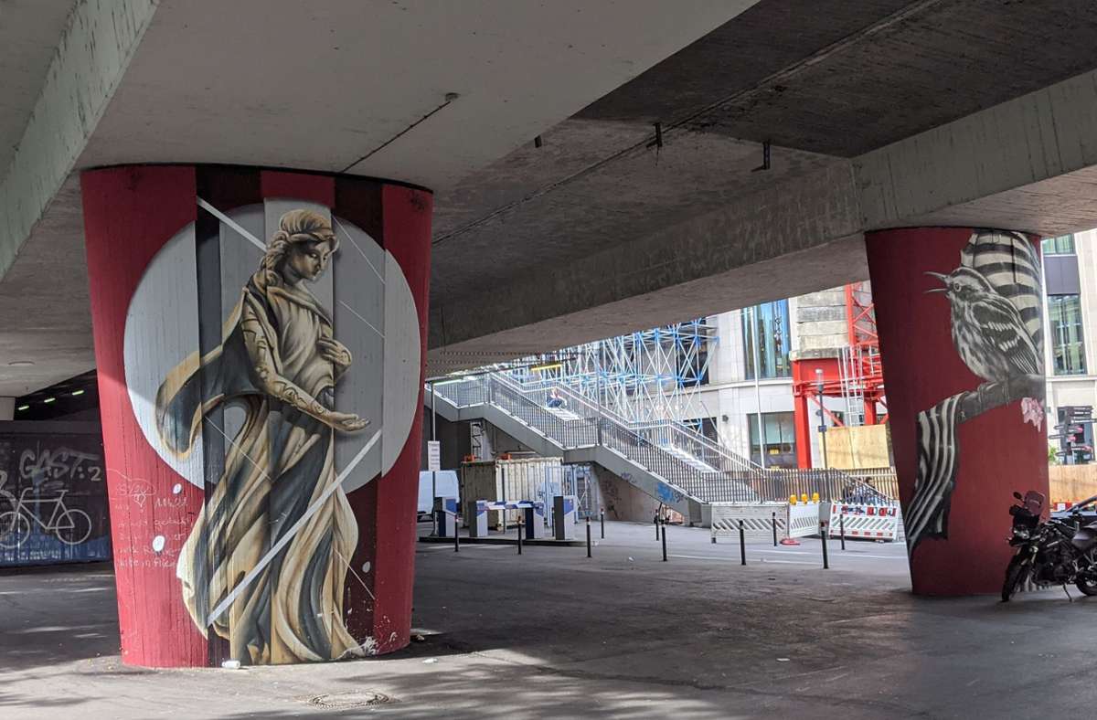 Die beiden Bilder an den Säulen der Paulinenbrücke stammen von den Künstlern Jack Lack und Dingo Babusch. Dem Stuttgarter Street-Artist Jeroo zufolge macht die Location das Werk besonders. „Das ist ein hervorstechender Spot mitten in der Stadt“, so der Künstler. „Sonst ist man es eher gewohnt, dass Graffiti an versteckten Stellen zu finden ist.“