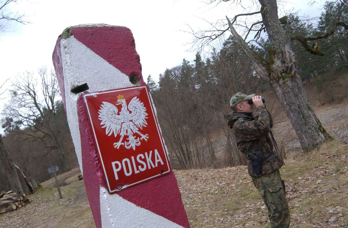Ein Soldat bewacht die Grenze zwischen Polen und Belarus. (Archivbild) Foto: imago stock&people/imago stock&people