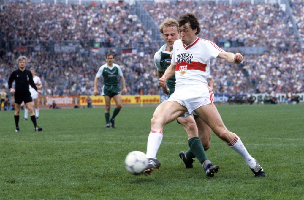 Gleiches Ergebnis, nur mit umgekehrtem Vorzeichen: Die höchste Niederlage kassierte der VfB auswärts bei Bremen am 29. November 1985 – 0:6. Hier ein Bild der Rückrunde, da konnten sich die Wasenjungs revanchieren und gewannen immerhin 2:1.