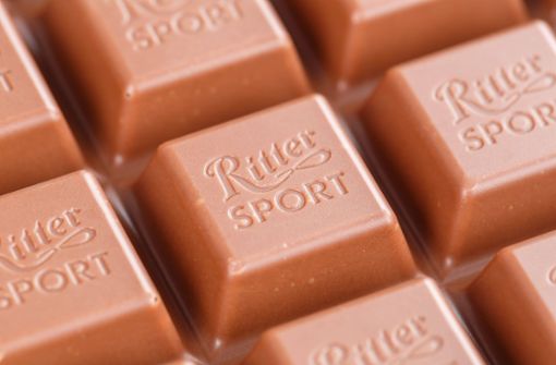 Die quadratische Form ist charakteristisch für die Schokolade von Ritter Sport. Foto: imago images/CHROMORANGE/Markus Mainka