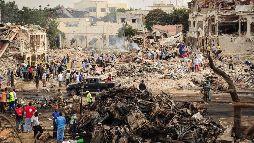  Immer wieder kommt es in dem von Konflikten und Terror gebeutelten Somalia zu Anschlägen auf Zivilisten und Sicherheitskräfte. Doch die jüngste Selbstmordattacke in Mogadischu ist besonders folgenschwer. Noch Stunden danach werden Opfer aus den Trümmern geborgen. 