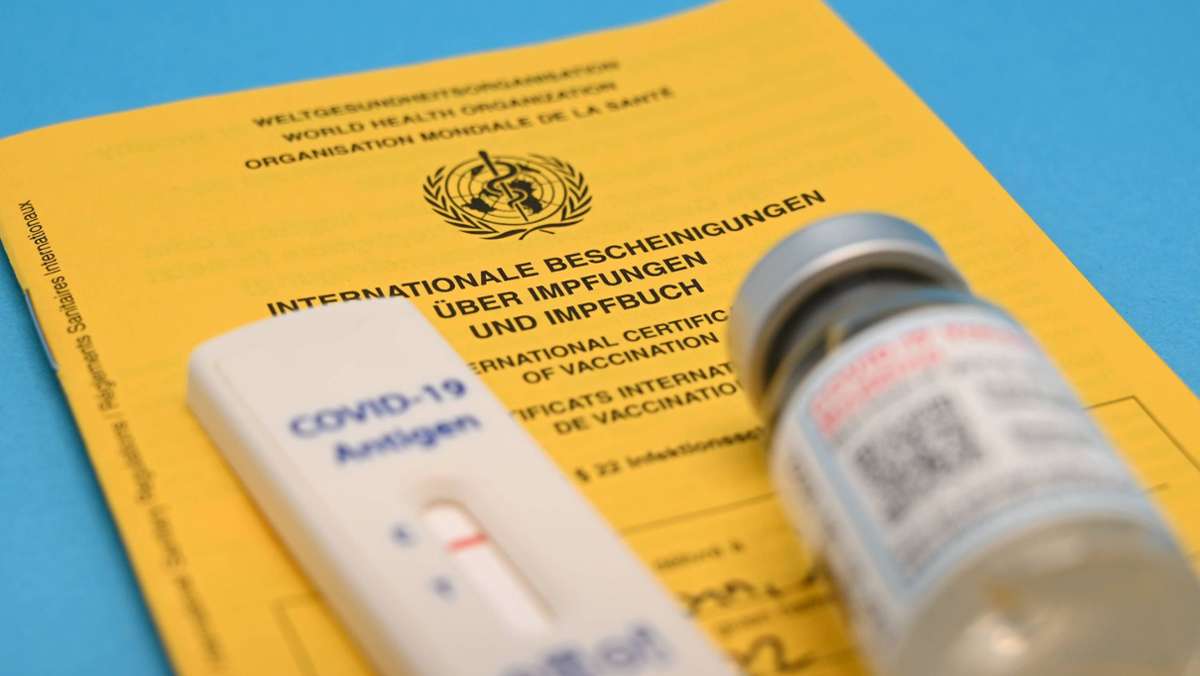  Während ein israelischer Expertenrat eine vierte Corona-Impfung für alle ab 18 Jahren empfiehlt, fragen sich die Menschen auch hierzulande, wann der zweite Booster nötig ist. Was wird derzeit in Deutschland empfohlen? 
