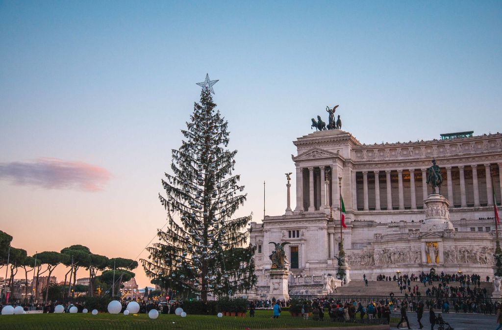 Der traurige Christbaum beim Kapitol in Rom ist nun berühmt. Foto: Pacific Press via ZUMA Wire