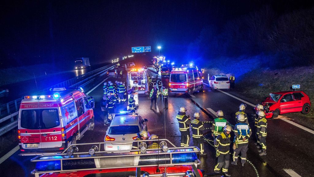 A8 bei Esslingen: Pannenfahrzeug löst Unfall mit drei Schwerverletzten aus