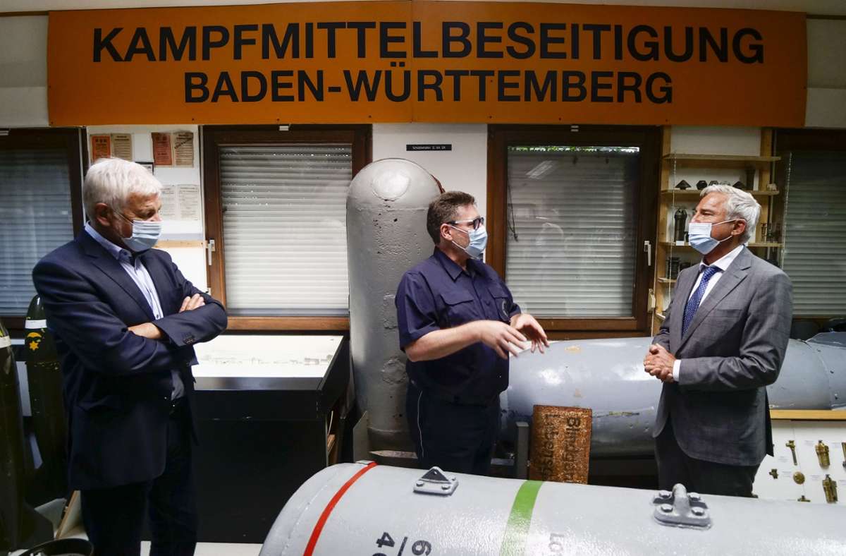 Zum 75-Jahr-Jubiläum besuchen der Innenminister Thomas Strobl (rechts) und der Regierungspräsident Wolfgang Reimer (links) den Kampfmittelbeseitigungsdienst. Dieser hat seinen Sitz im Wald zwischen Böblingen und Sindelfingen.