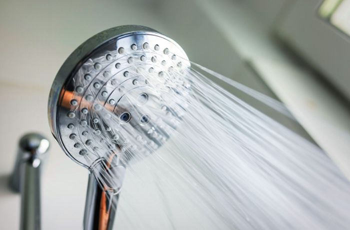 Ist es sinnvoll, weniger heiß zu duschen?