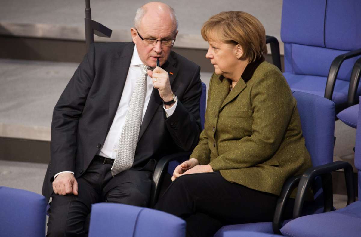 Kauder mit Merkel: Entscheidend  sei die Bereitschaft, sich bei kontroversen Ansichten  die Meinung zu sagen. Foto: dpa/Michael Kappeler