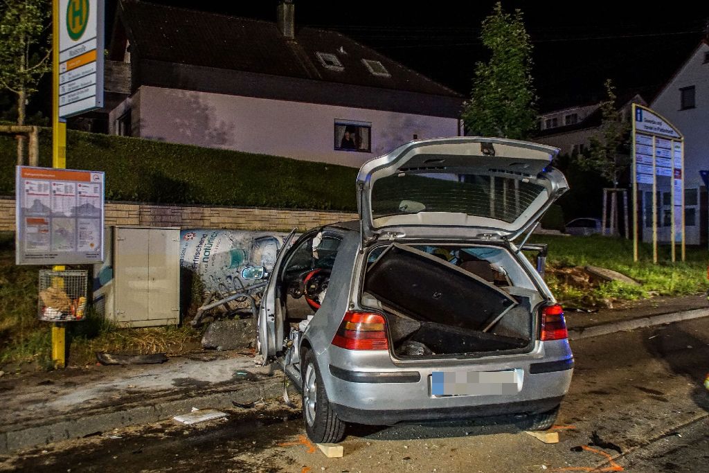 Eine 20-jährige Golf-Fahrerin hat in der Nacht auf Samstag in Filderstadt eine Litfaßsäule aus Beton umgefahren. Der Schaden ist enorm.