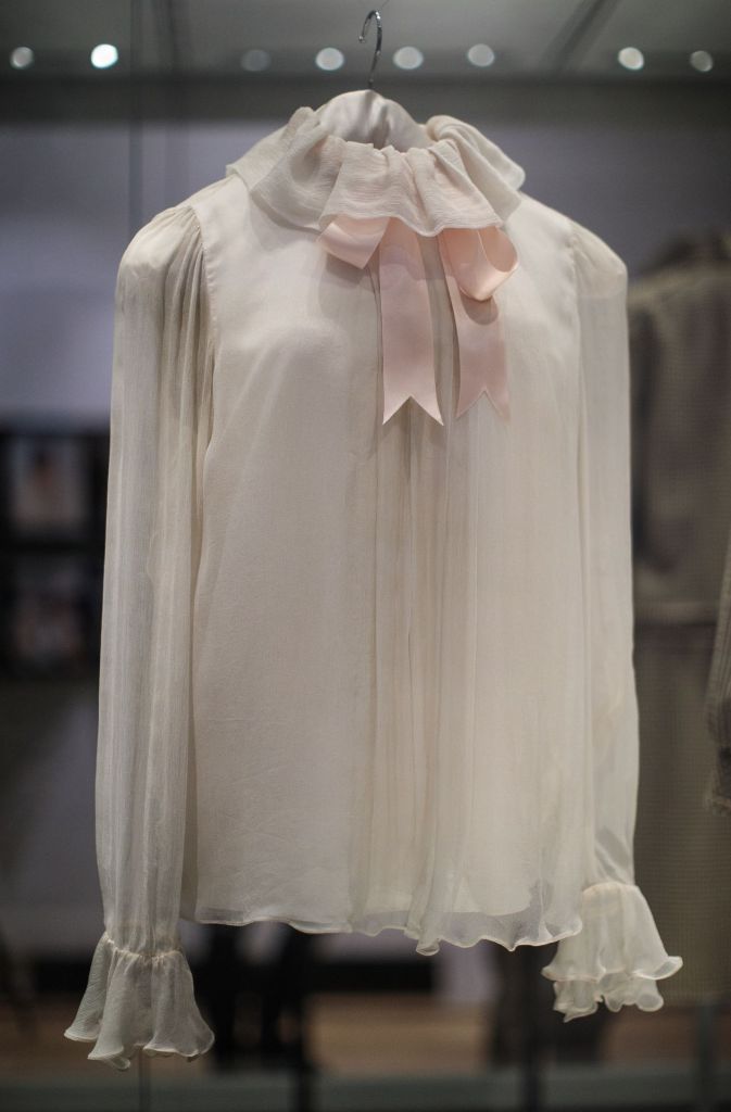 Auch diese Chiffon-Bluse des Designers Emanuel gehörte zum Kleiderschrank von Lady Di.