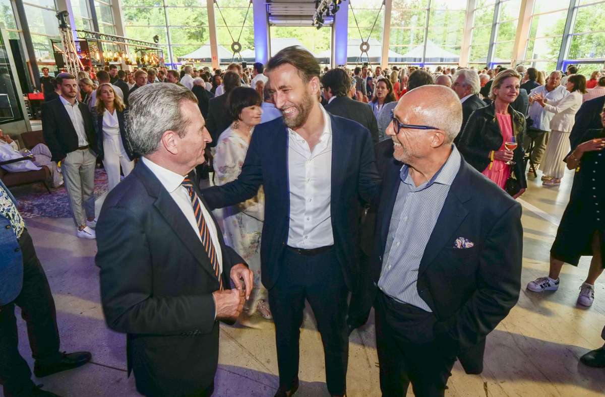 Günther Oettinger zu Gast bei Julian und Jürgen Pflugfelder (von links) Foto: Simon Granville/Simon Granville