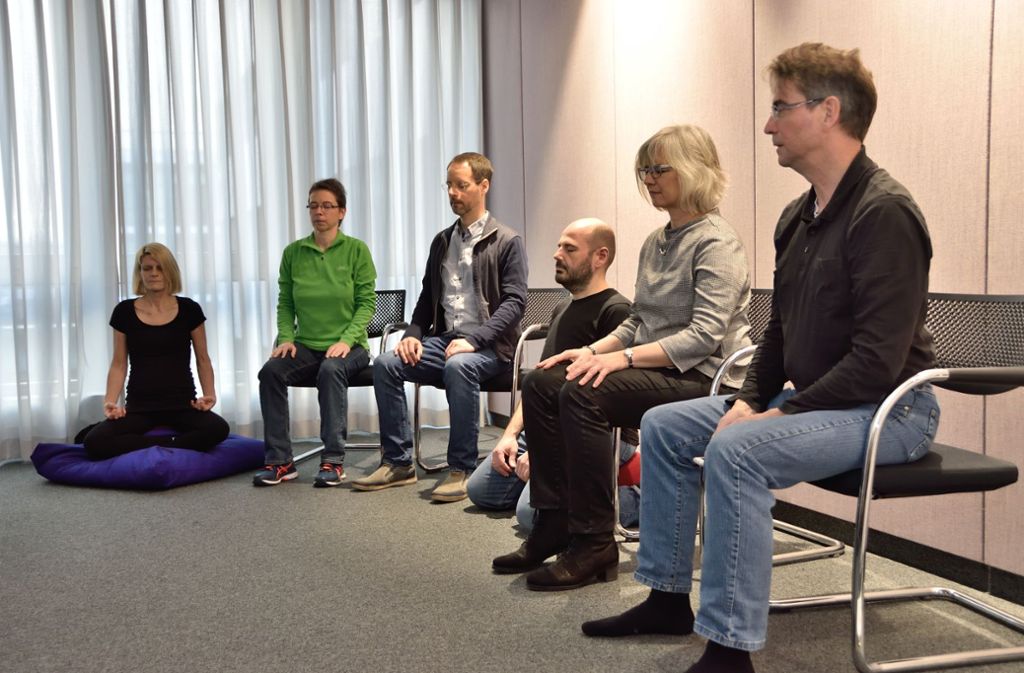 Es gibt einen Raum der Stille, in dem täglich SAP-Mitarbeiter, so genannte Ambassadore, geführte Meditationen anbieten.